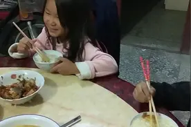 女儿带同学来家里吃饭，看阿伟说了一句什么？她们笑的很开心视频封面