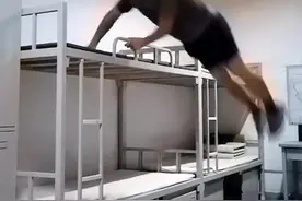 兵哥哥爬上铺的7种硬核操作