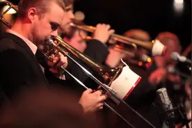 周日的夜晚。来点小酒，在现场。聆听这样的爵士演出！视频封面