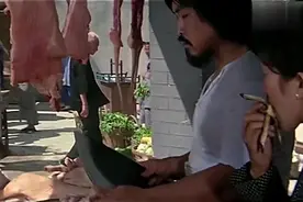 一声爸爸可以换两头猪，这便宜哪能不占，小伙直接把老板叫破产