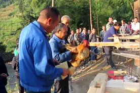 湖南农村建新木房子，掌墨师父在良辰吉日杀鸡祈福后开始起扇！视频封面