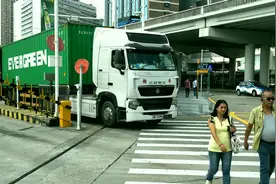 深圳囗岸，看看从香港开过来的货车都有哪些牌子？奔驰真霸气