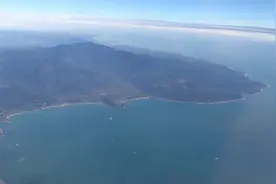 中华航空 中国台北松山机场起飞  上海虹桥机场降落视频封面