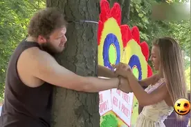 国外恶搞，路人玩抱树游戏刚一抱住树，小伙就拿手铐锁住，太贱了视频封面