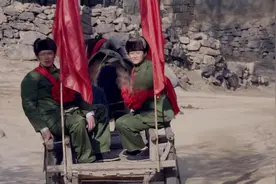 儿子女儿都要当兵走了，母亲流泪送别孩子，真感人视频封面