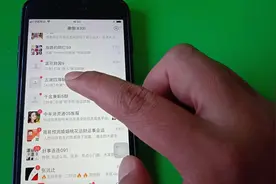 小伙微信被自动拉进群，都是网络彩票群，这是病毒吗？