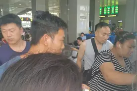 现在火车站有免费的手机充电台，真是太方便旅客出行了