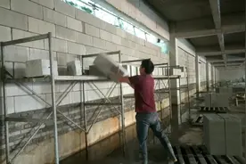 新华去绍兴帮忙第三天，很重的砖能在水里漂浮起来