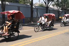 北京后海胡同游黄包车生意火爆。一趟半个小时。收费有技巧。