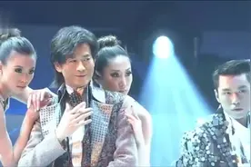 70岁郑少秋再唱《笑看风云》，真的是可以帅一辈子的男人，霸气！