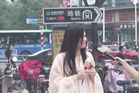 你感觉情侣出去玩必须要带什么？美女太诚实了，一秃噜嘴啥都说了