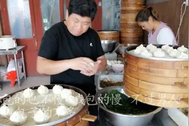 农村媳妇星期一送小外孙上学，镇上吃饭竟偶遇粉丝，真是太开心了视频封面