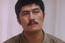 医生看病发现孕妇手臂有枪伤，立刻写暗号通知护士报警
