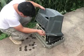 农村小伙60元收购旧彩电，听说里面有宝贝，拆开后小伙直呼发财了