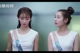 两美女坐电梯撞衫，撞衫不可怕谁丑谁尴尬，但这俩人都很漂亮视频封面