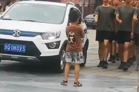 汽车见到兵哥哥出行也立即停下，高喊口号的军人气势如虹，帅气！视频封面