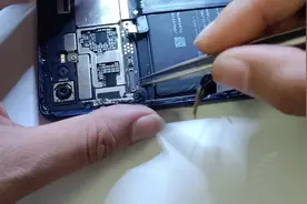 锤子手机进水，开机屏幕由亮慢慢变暗，就这个小元件惹的祸 