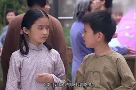 小美华买脏馒头给弟弟吃，为省钱自己挨饿，得知原因实在让人感动视频封面