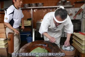 日本街头的打年糕，两个大叔配合默契，看着却十分搞笑！