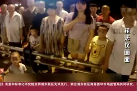 2岁男童冲上马路，车辆纷纷避让，巡警冒死冲进车流一把将其抱回视频封面