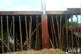 农村建房钉模板这样放顶木加固结实，不用担心有质量问题视频封面