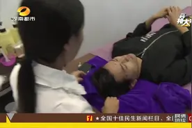 美容店“黑脸”骗术!记者质疑免费发礼品系噱头,现场拆穿遭威胁!视频封面