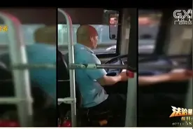 江西：公交车司机开车刷抖音“危险”举动被乘客拍下