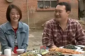 这女孩可以啊！喜欢就直接追到小伙家里去了视频封面