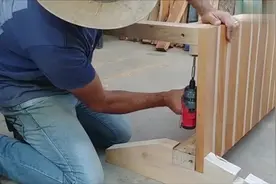 一截不起眼的木头，老师傅分分钟把它制作实木长凳，成品很漂亮