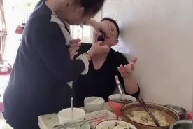 老婆嚼完的东西喂老公，机智老公处理完美。难道不吃就不是真爱吗视频封面