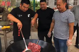 玉林博白农村网红大叔烹制汤锅脆皮狗肉，喝狗肉汤沾料吃真美味视频封面