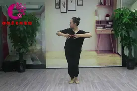 舞蹈老师跳《大公鸡爱美丽》，真的是跳的好可爱，动作简单易学