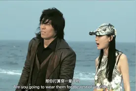 美女问小伙的鞋子有多重，小伙“每只五十斤”，这下美女愣住了视频封面