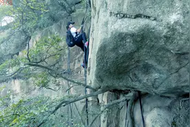 64期攀爬四星崖：身高155的娇小女队员挑战自己，男队友都要横攀视频封面