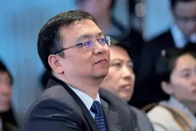 13岁父亲去世，15岁母亲离世，一贫如洗，43岁身价350亿图片