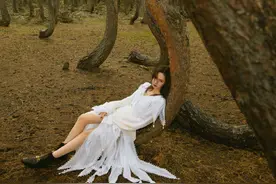 戚薇新歌M造型好大胆！不是说好的小仙女吗？图片