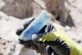 美国出生就继承矿山的富豪，极品绿宝石随便挖，一天就能赚30万图片