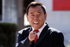 潘长江被800斤哈雷砸中，小腿粉碎性骨折细节曝光，坐轮椅拍戏图片