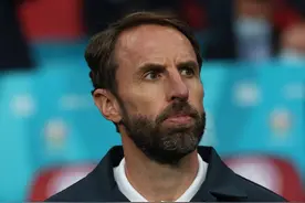 大饱眼福！欧洲杯名帅衣品赏析：索思盖特弃马甲 曼奇尼秀阿玛尼图片