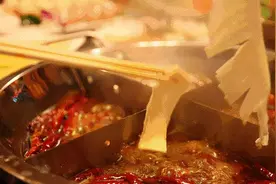 海底捞再现“雷人”吃法！服务员都忍不住想赶人？太过分了图片