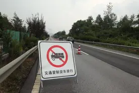 驾驶员请注意 明日渝湘高速部分时段货车限行图片