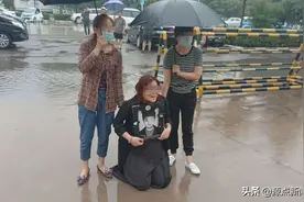 河南7岁男生学校吃馒头被噎死？妈妈当初力排众议高龄产子，雨中抱遗像跪校门前痛哭，警方正在调查死因图片