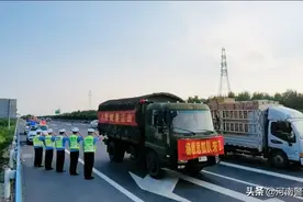 抗洪英雄杨根思连官兵凯旋 河南高速交警最高礼遇护航图片