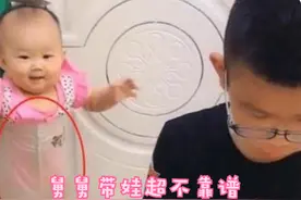 舅舅带娃不靠谱，为打游戏将外甥女“封印”，感觉比爸爸路子还野图片