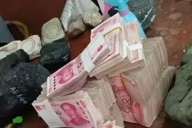 小伙为给女友买到真玉手镯, 带70万首次赌石却大获全胜图片