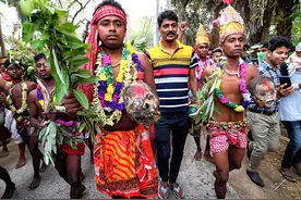 印度男子捧人头骨上街，赤膊庆祝贾函节，还用铁钩刺穿身体求好运图片