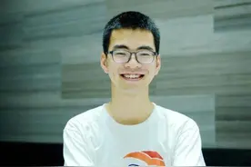 江苏省理科状元时鹏扬，年少轻狂惹来争议，同学：平时很谦逊图片