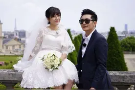 《都挺好》中家暴的明成，戏外爱情如童话：大一就幻想和鲍莉结婚图片