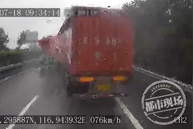 老婆打来视频电话，司机一顿操作，20吨啤酒瓶碎一地图片