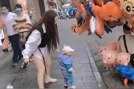 “豪迈小姨”带娃走红，带娃遛狗两不误，网友：熊孩子遇到对手了图片